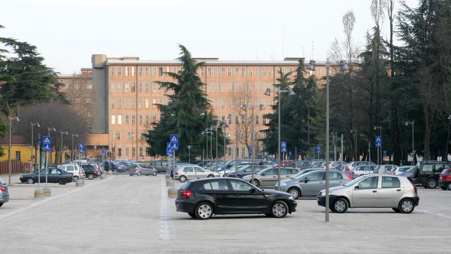 Sosta gratuita all’ospedale di Reggio Emilia, al via una raccolta firme
