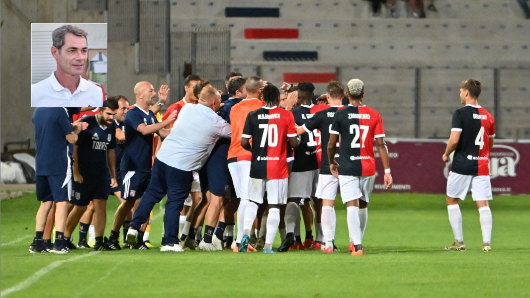 
	Il presidente della Torres Stefano Udassi e la squadra che festeggia&nbsp;

