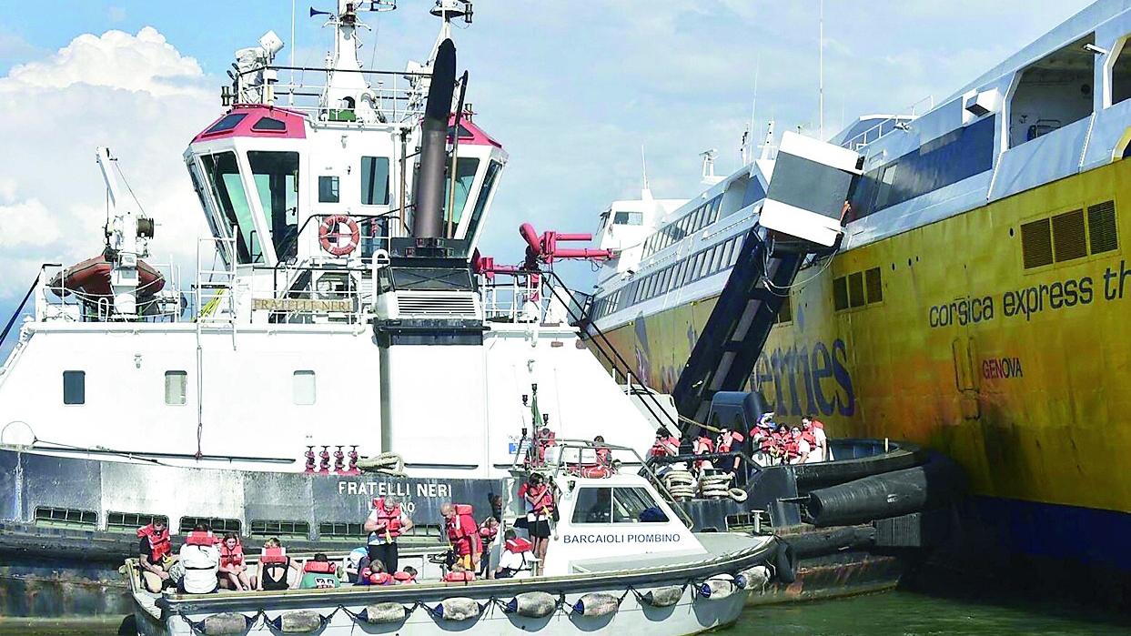 Il traghetto evacuato