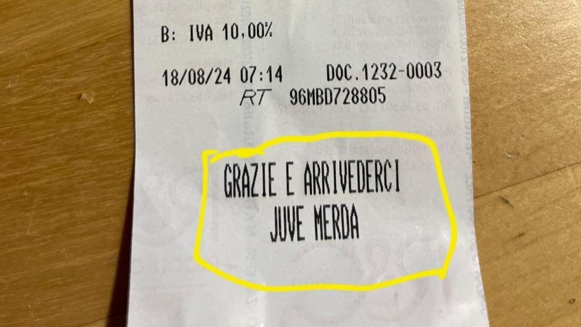 Gli scontrini goliardici del pasticcere di Fiumalbo dove c’è scritto: «Juve m...a»