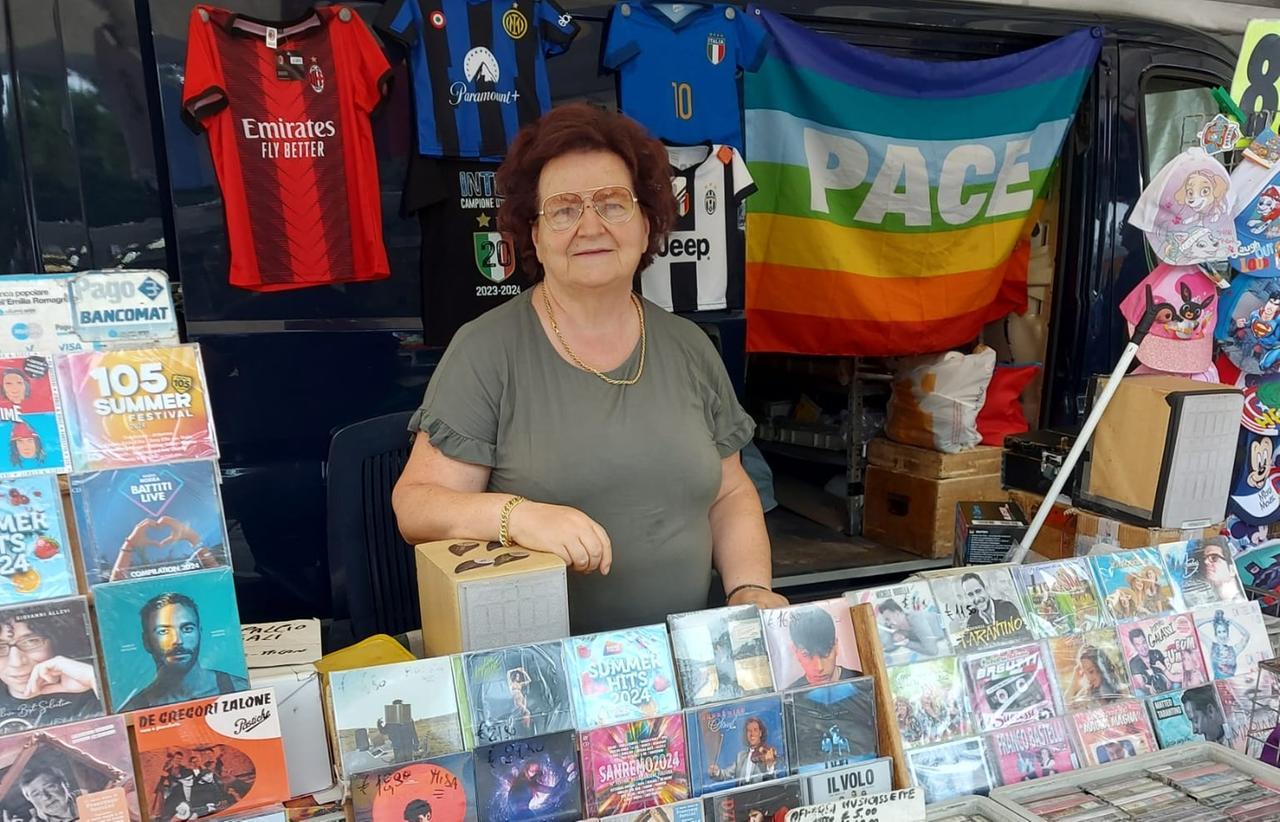 A Castelvetro l’ultima “eroica” bancarella che vende cd e cassette