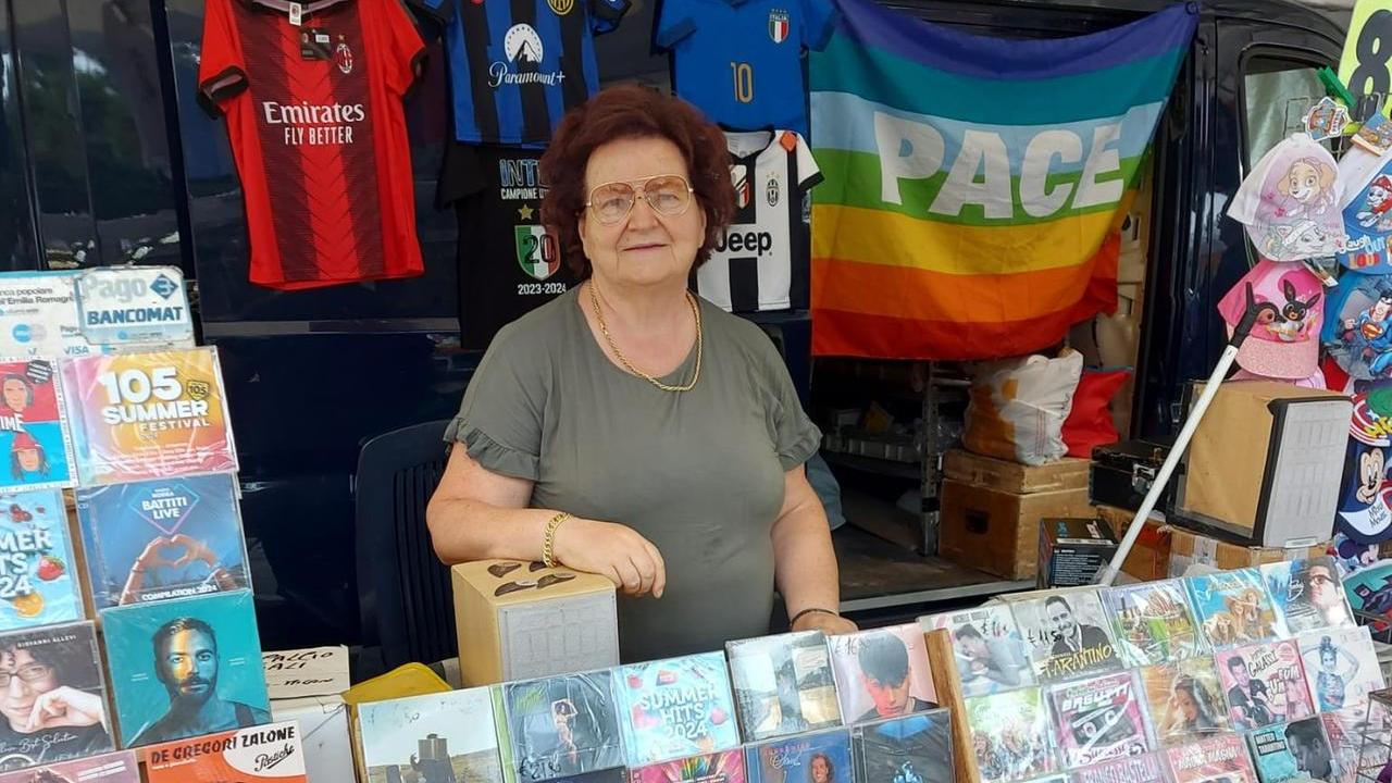 A Castelvetro l’ultima “eroica” bancarella che vende cd e cassette