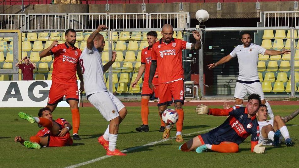 L’ultimo arrivato salva il Livorno: Currarino-gol e 1-1 con la Pistoiese. Cosa va e cosa non va