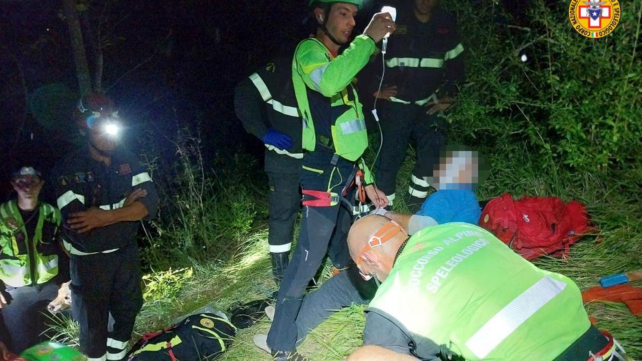 Si perde in un bosco, anziano localizzato e soccorso