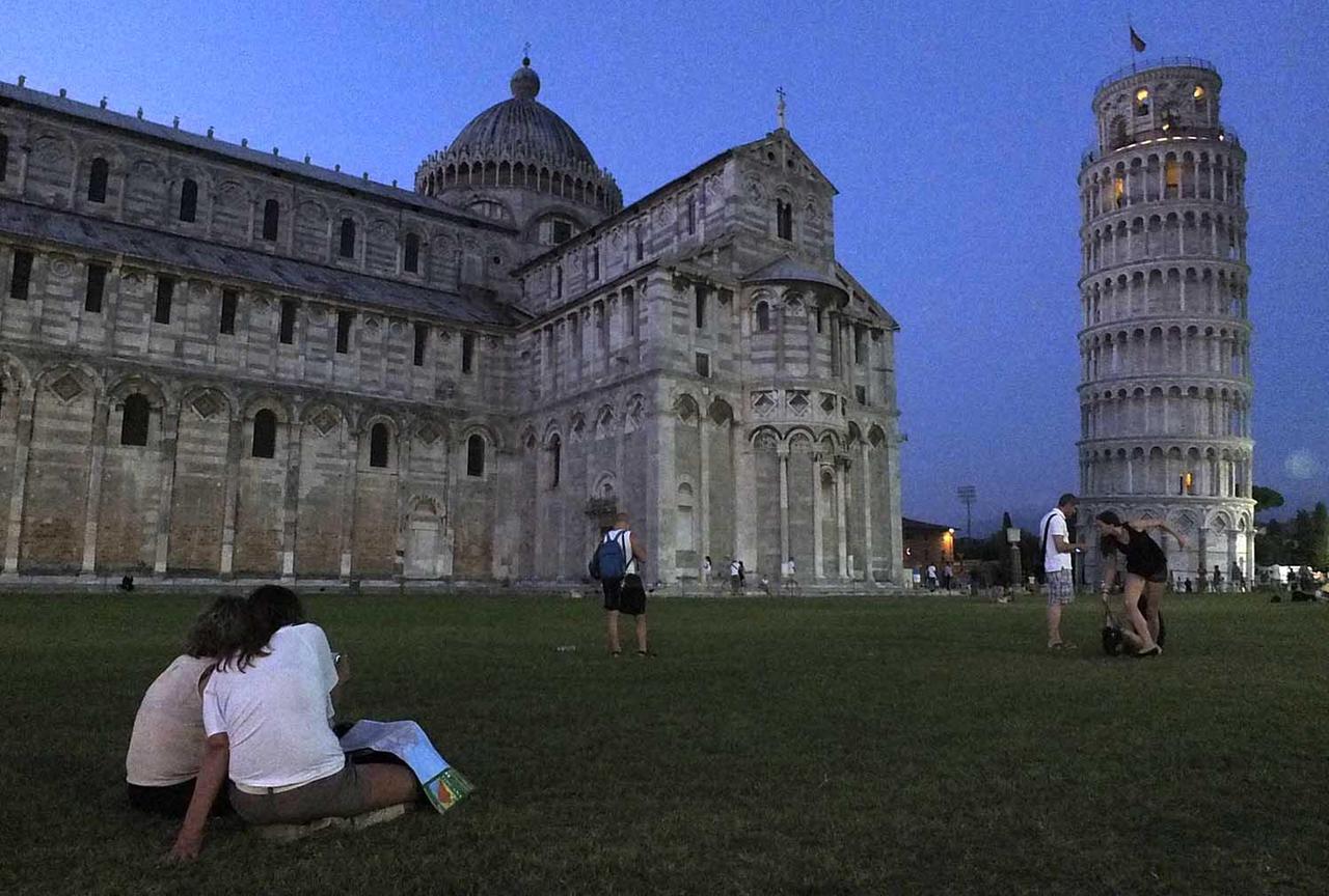 .
PISA FESTA ARCOBALENO. La torre e la piazza dei Miracoli illuminati di notte