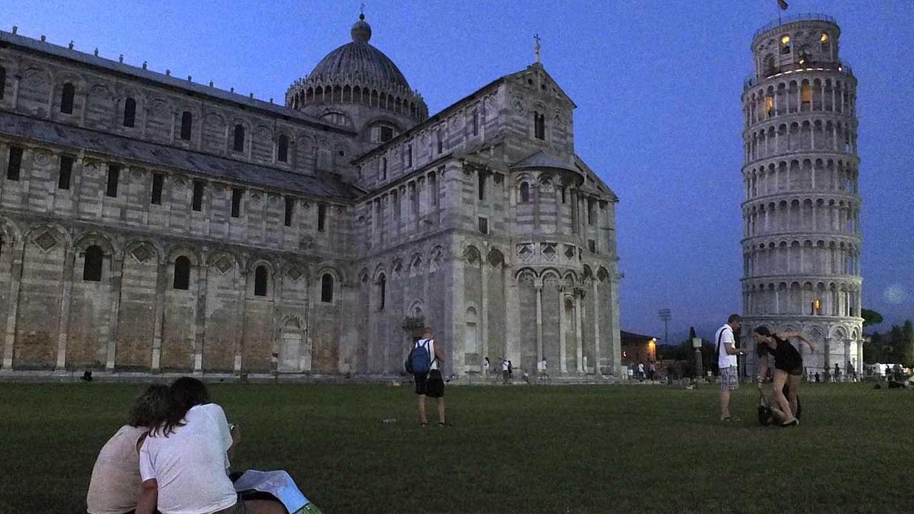 .
PISA FESTA ARCOBALENO. La torre e la piazza dei Miracoli illuminati di notte