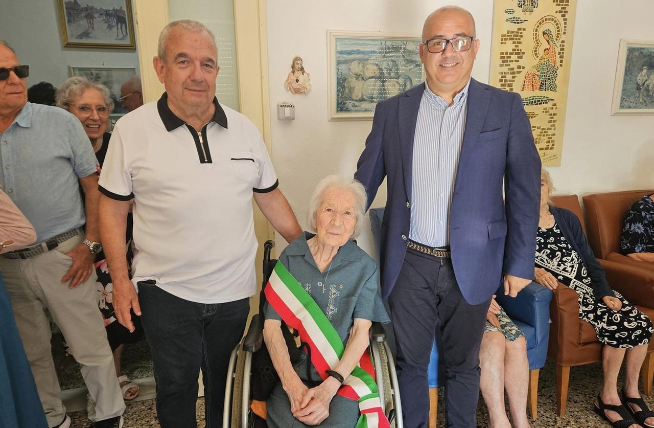 
	Da sinistra don Umberto Deriu, Anna Luciano e il sindaco Fabio Albieri

