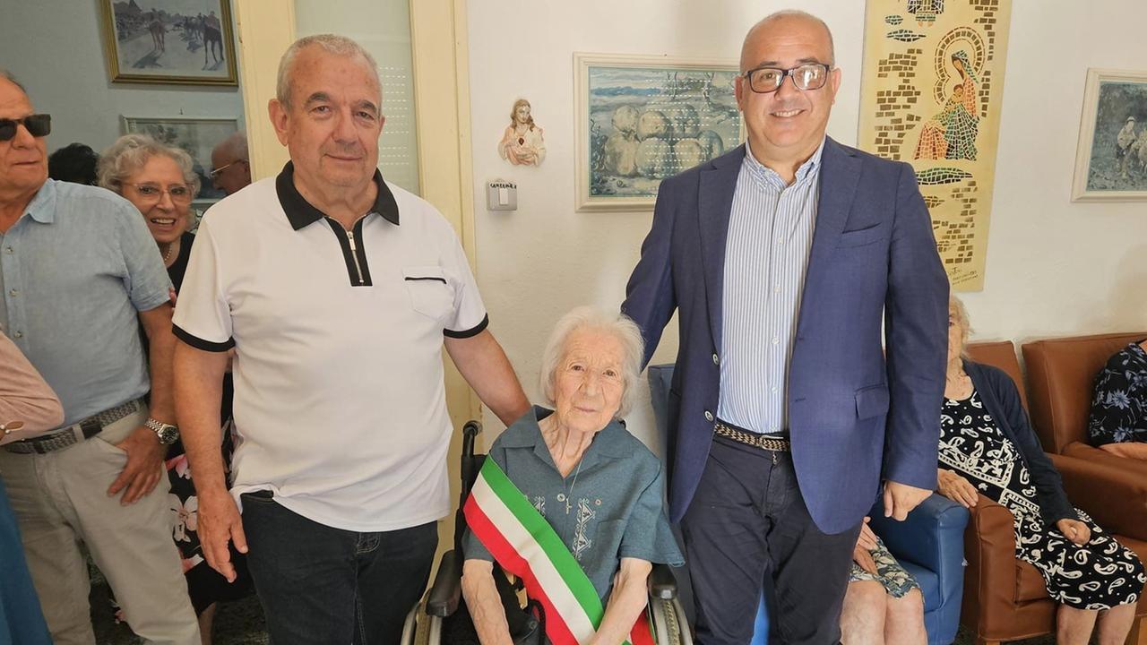 Da sinistra don Umberto Deriu, Anna Luciano e il sindaco Fabio Albieri