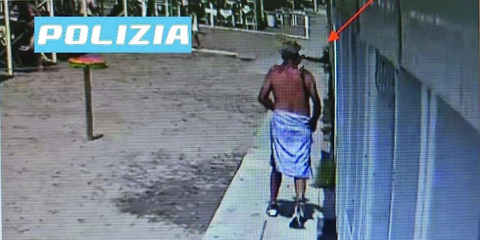 
	L&rsquo;uomo ripreso da una telecamera dopo il furto

