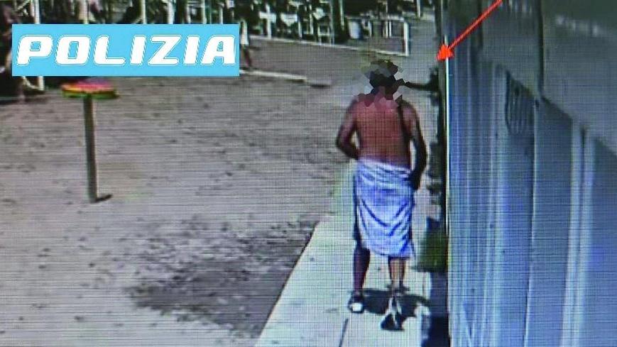 L’uomo ripreso da una telecamera dopo il furto
