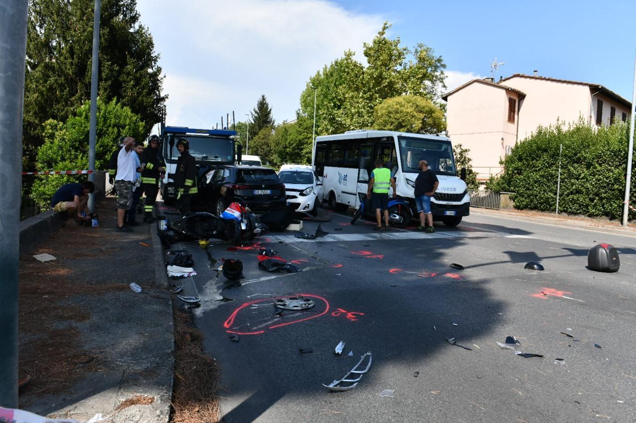 Lucca, schianto all’incrocio: tre feriti e otto mezzi coinvolti