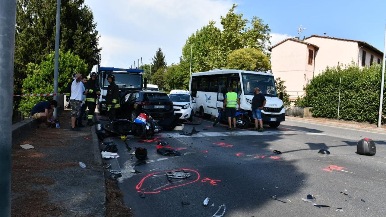 Lucca, schianto all’incrocio: tre feriti e otto mezzi coinvolti