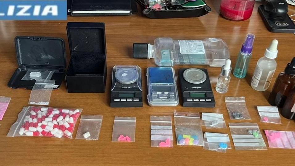 Cagliari, centrale di spaccio di droghe sintetiche in casa: arrestati
