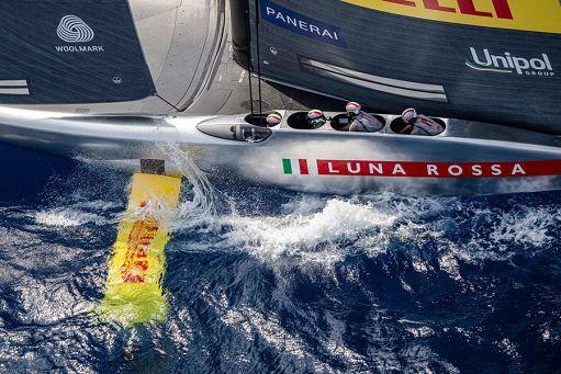 America’s Cup, esordio agrodolce per Luna Rossa: un guasto e una vittoria