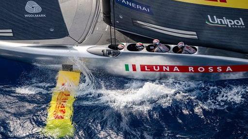 America’s Cup, esordio agrodolce per Luna Rossa: un guasto e una vittoria