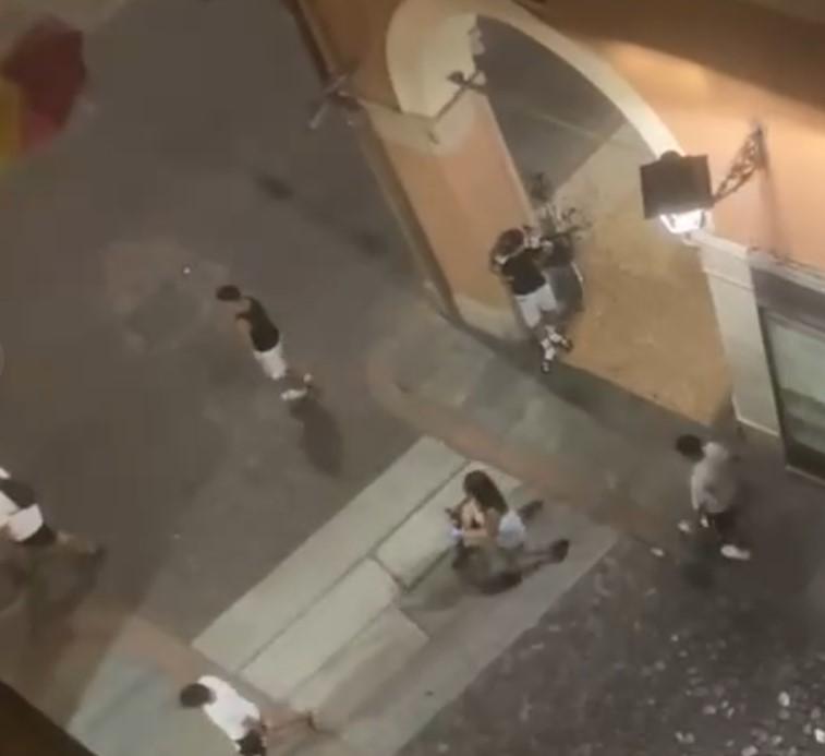 Modena, rissa a colpi di cocci di bottiglia in via Taglio