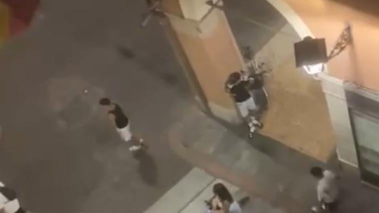 Modena, rissa a colpi di cocci di bottiglia in via Taglio