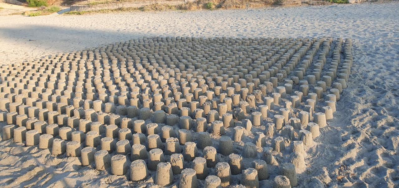 La strana scoperta a Porto Frailis: mille castelli di sabbia in fila sulla spiaggia