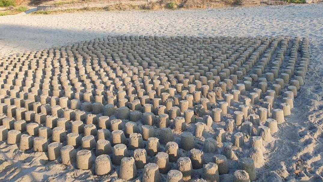 La strana scoperta a Porto Frailis: mille castelli di sabbia in fila sulla spiaggia