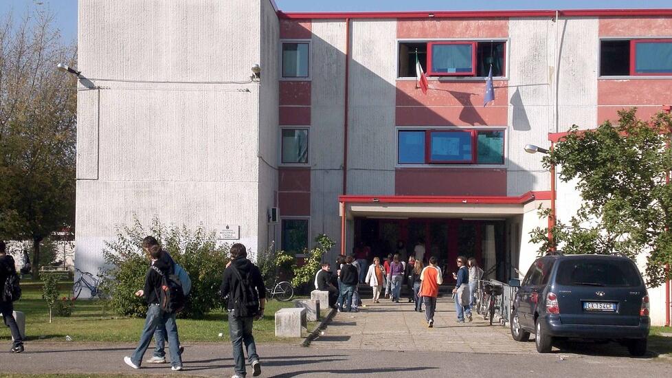 Ferrara, aule container al liceo Carducci ma «l’utilizzo sarà organizzato a rotazione»