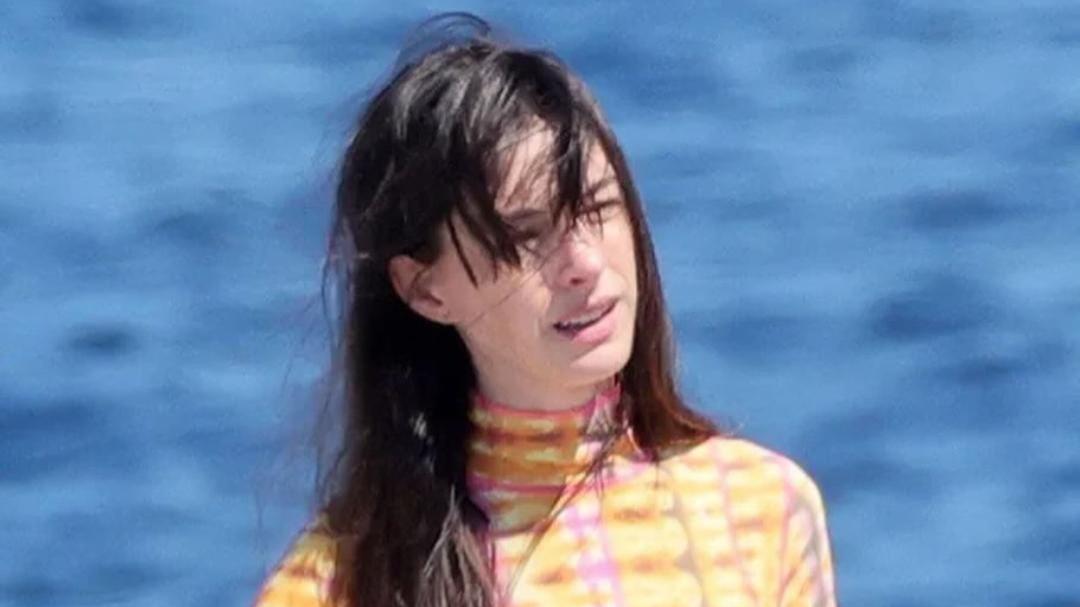 Anne Hathaway, vacanze in Sardegna: tuffi e immersioni in Costa Smeralda