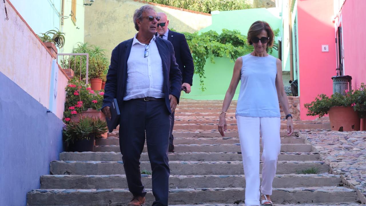 L'ex direttore del carcere di Gorgona, Carlo Mazzerbo, con l'ex ministra Marta Cartabia sull'isola