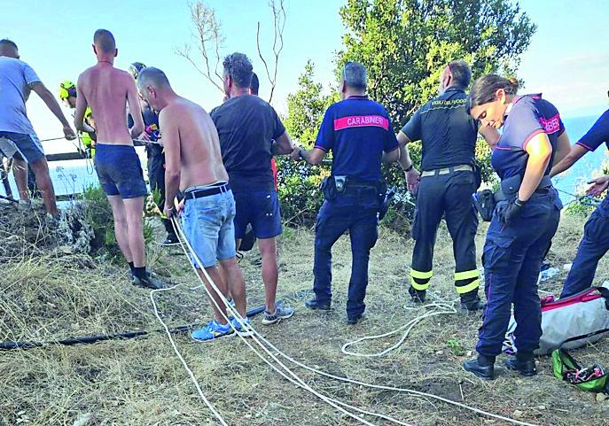 
	I soccorsi sopra la spiaggia di Sansone all'isola d'Elba

