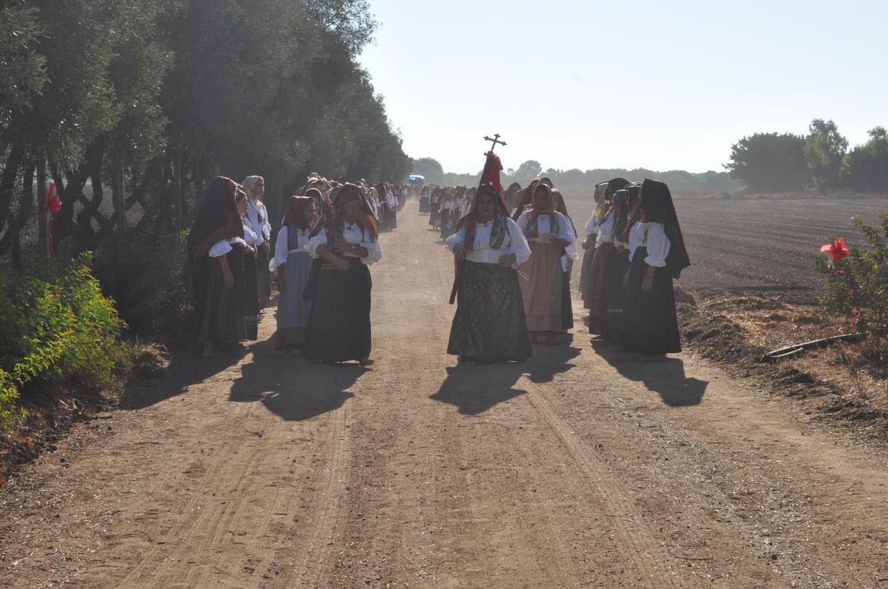 Cabras in festa per San Salvatore: è il giorno delle donne scalze