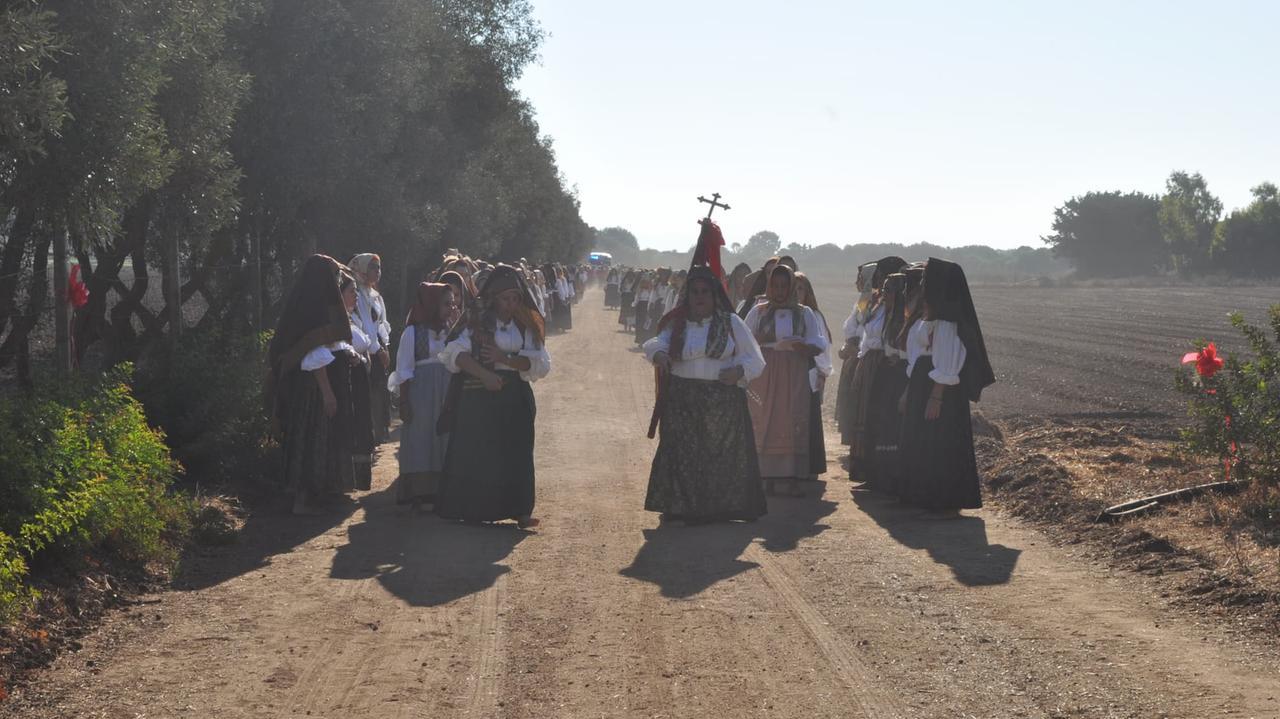 Cabras in festa per San Salvatore: è il giorno delle donne scalze