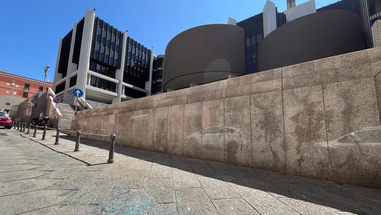 Alalrme bomba davanti al consiglio regionale 