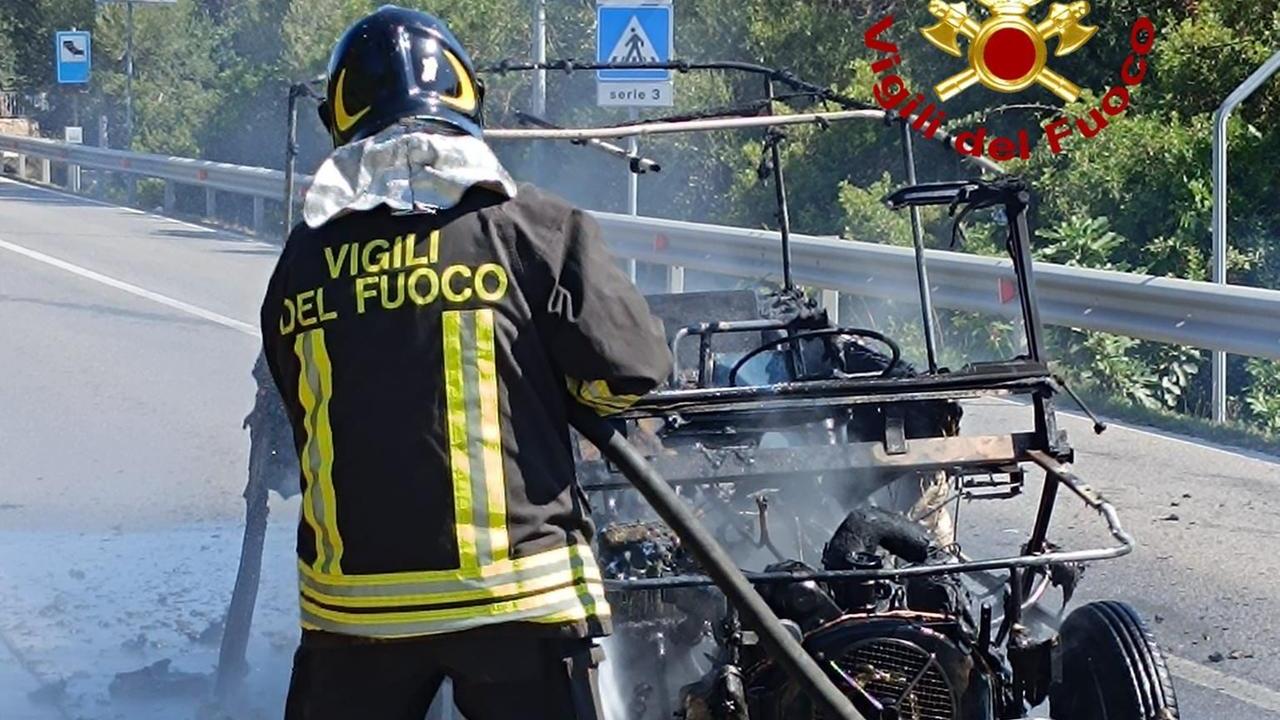 San Teodoro, Citroen Méhari va a fuoco durante la corsa
