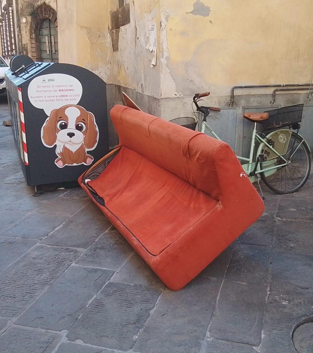Lucca, divano abbandonato in strada: quanto (ci) costa smaltirlo?