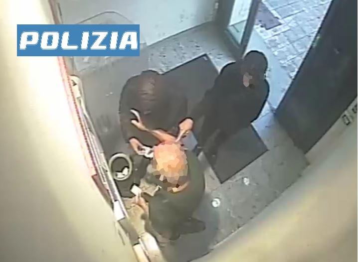 Lucca, rapinarono un 65enne: arrestati all’estero