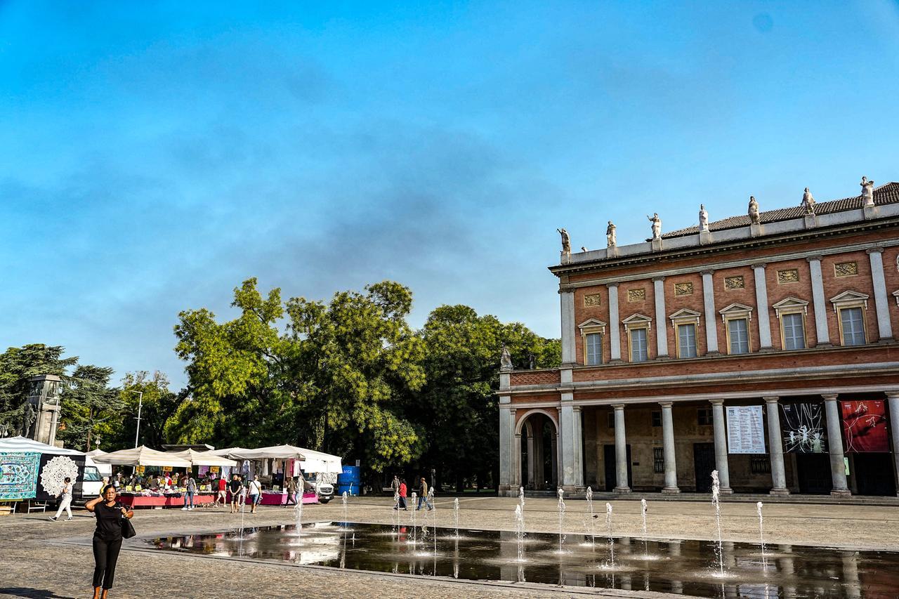 
	La nube nera &egrave; arrivata anche sopra il teatro Valli in centro a Reggio Emilia


