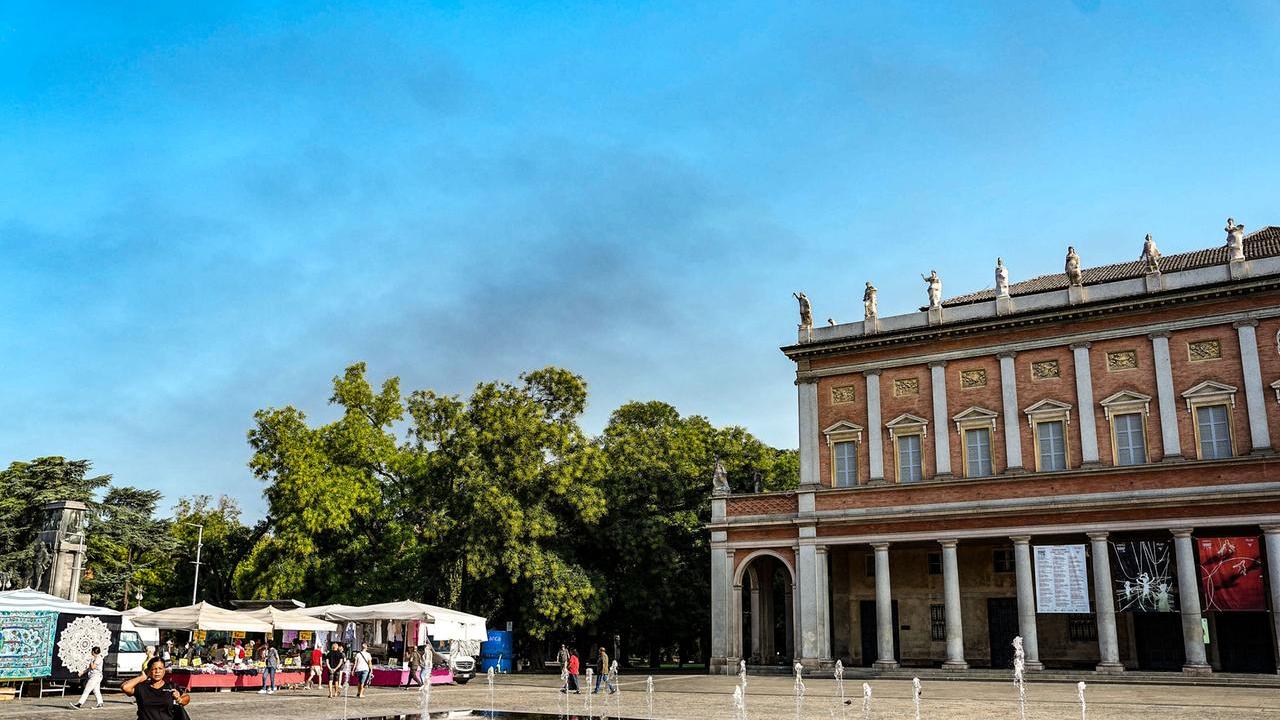 La nube nera è arrivata anche sopra il teatro Valli in centro a Reggio Emilia