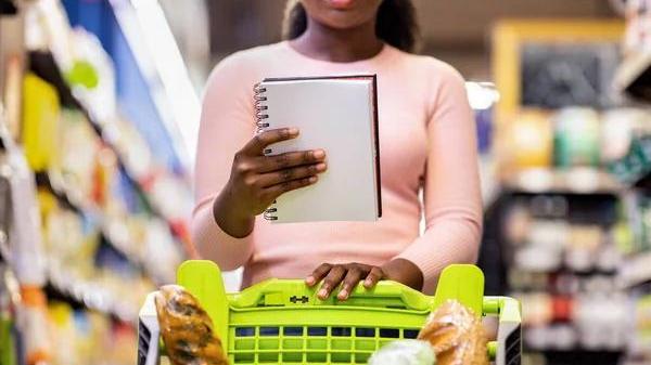 Gli insulti mentre erano in coda al bancone del supermercato