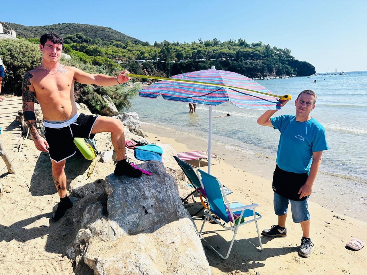 
	Capoliveri: occhio al metro per gli ombrelloni da portare in spiaggia (Foto Gio&rsquo; Di Stefano)

