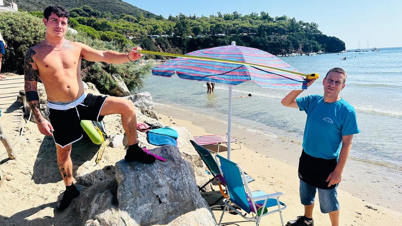 Capoliveri: occhio al metro per gli ombrelloni da portare in spiaggia (Foto Gio’ Di Stefano)