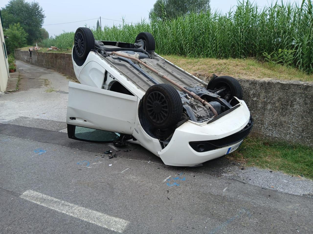 Montopoli, auto si ribalta dopo lo scontro con un mezzo Geofor