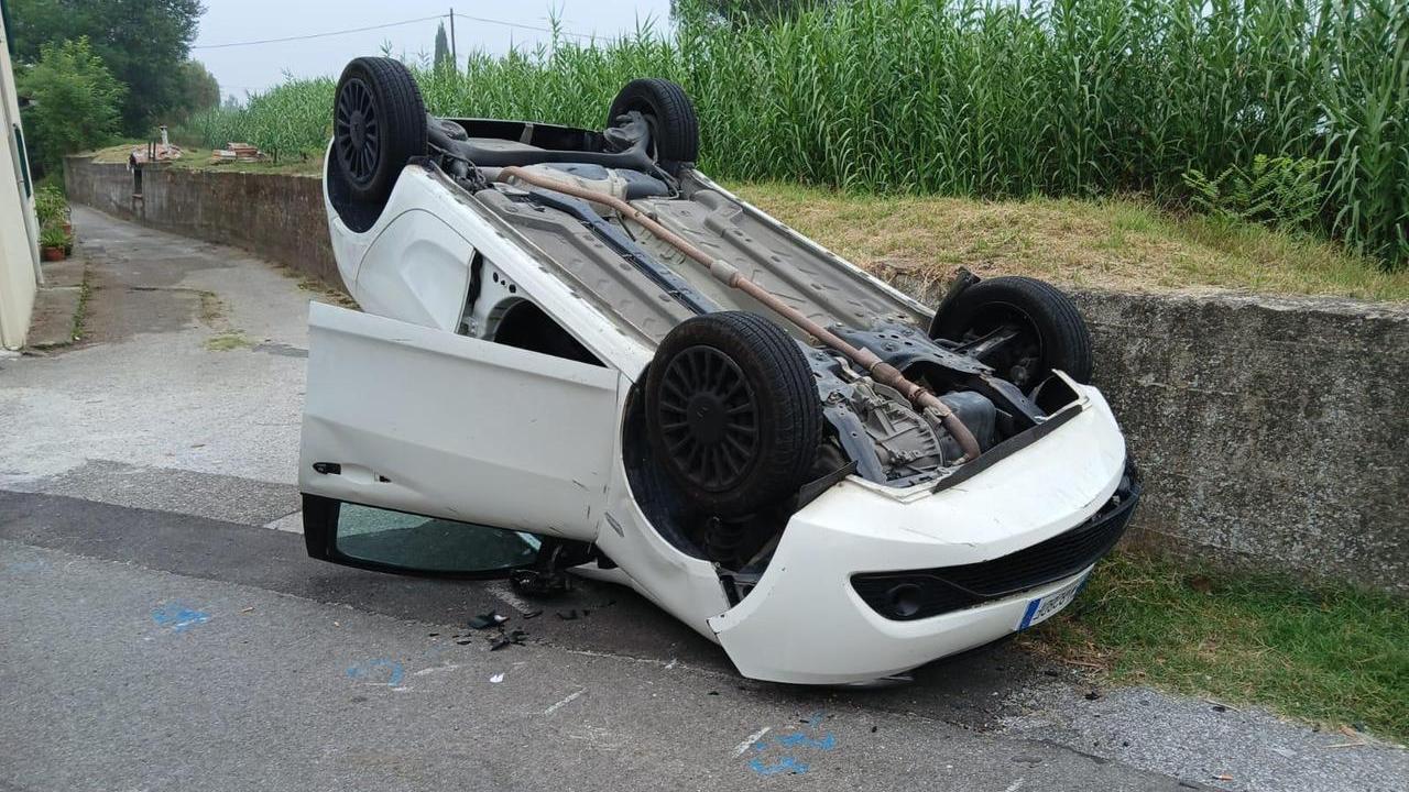 Montopoli, auto si ribalta dopo lo scontro con un mezzo Geofor