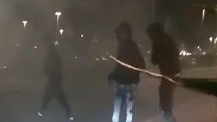 Un’immagine delle violenze davanti a un locale della Darsena 