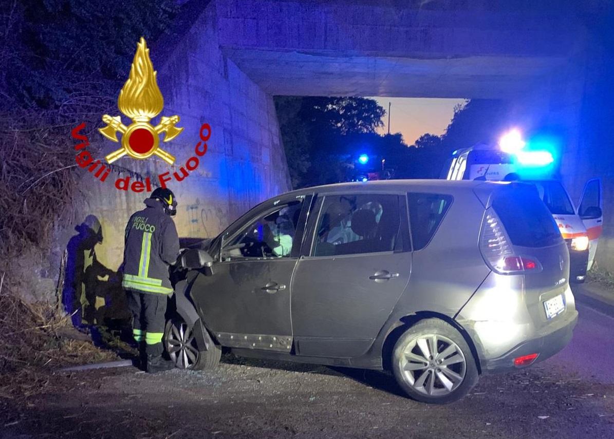Macomer, perde il controllo dell’auto e finisce contro un muro