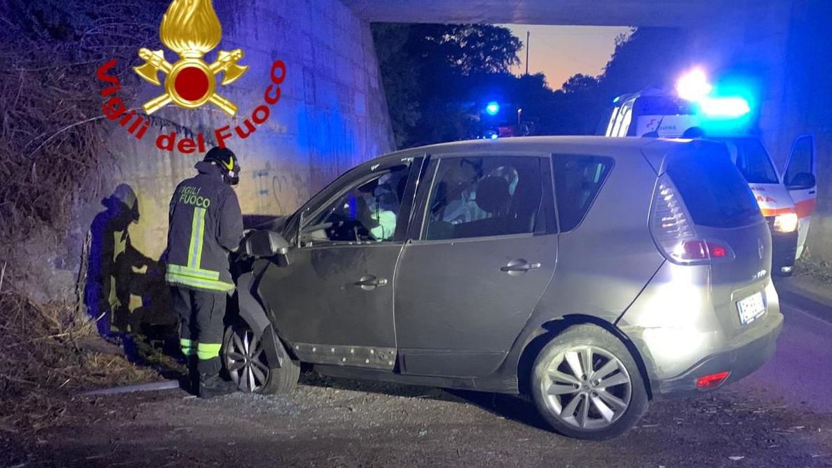 Macomer, perde il controllo dell’auto e finisce contro un muro