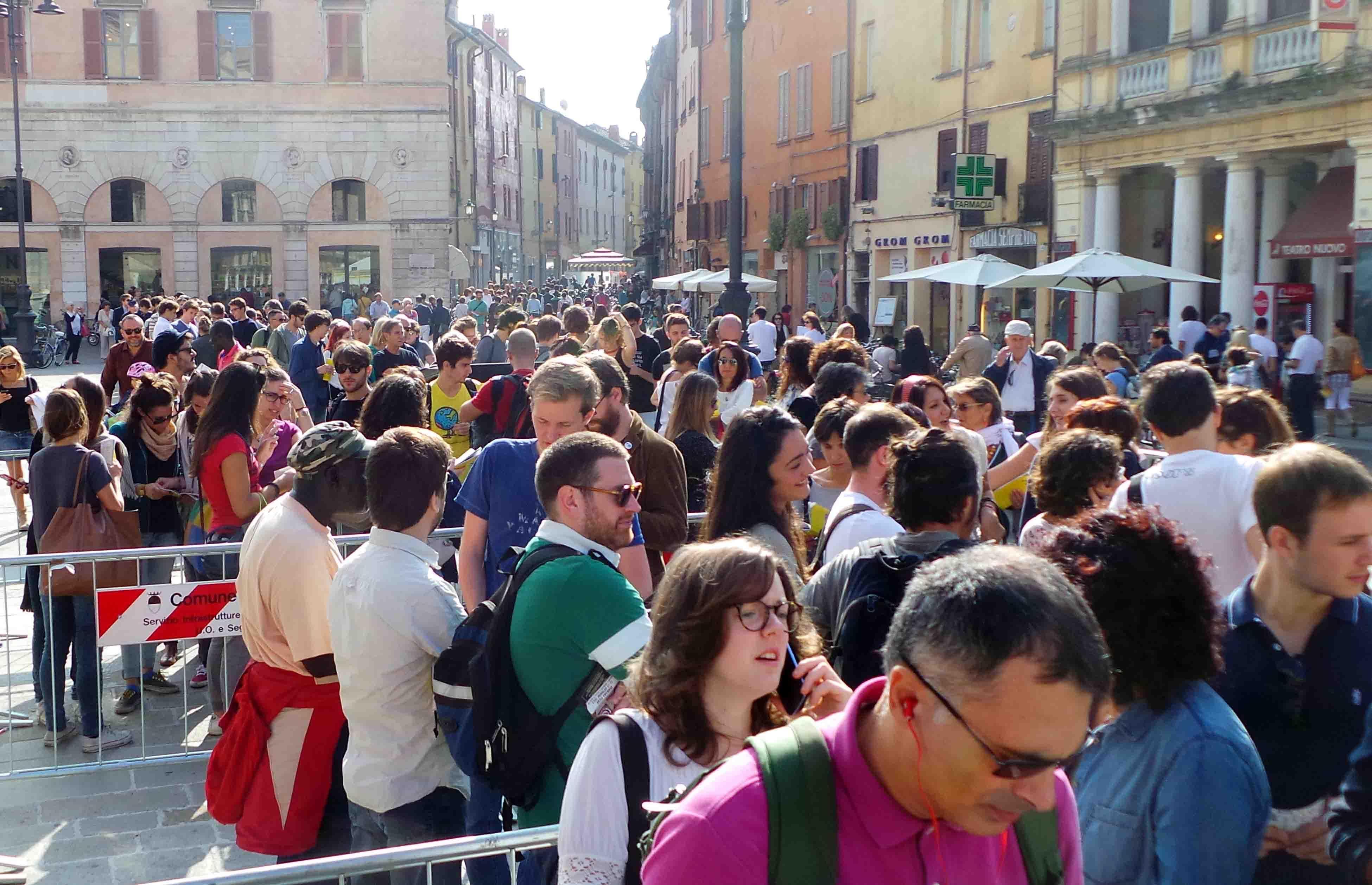 Le file per assistere agli eventi di Internazionale