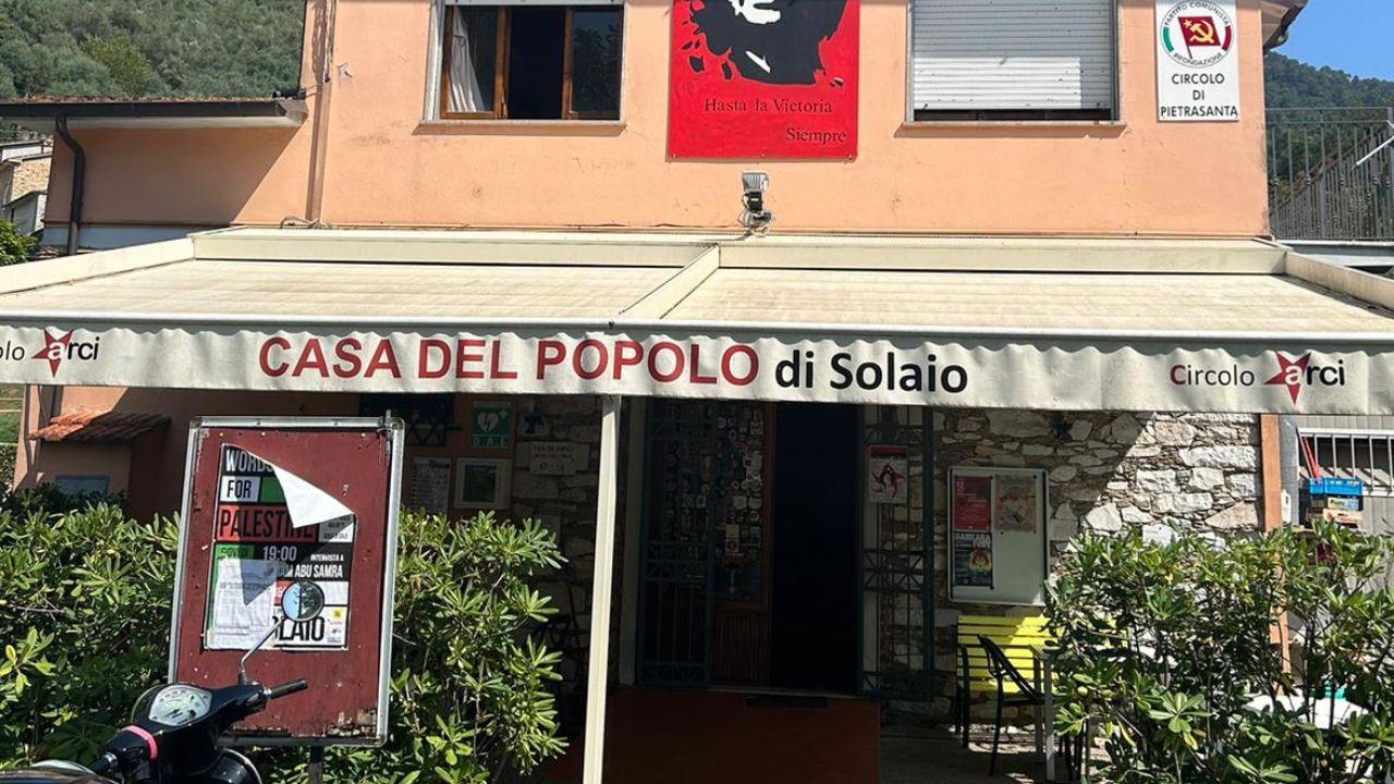 «Alza le chiappe e vieni a sparecchiare»: cliente maltratta una cameriera, cacciato dal locale