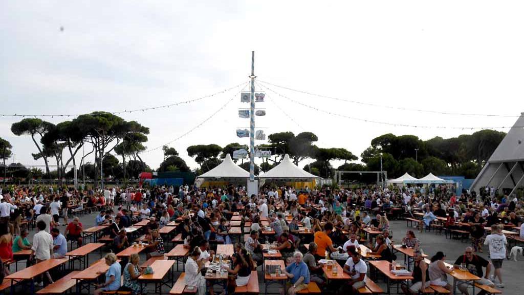 Carrara, lite tra tifosi azzurri alla festa della birra: due feriti