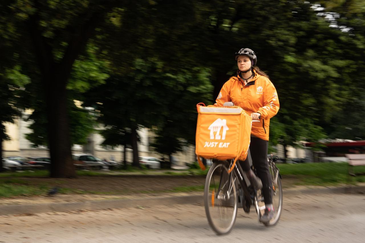 
	Una rider di Justa Eat

