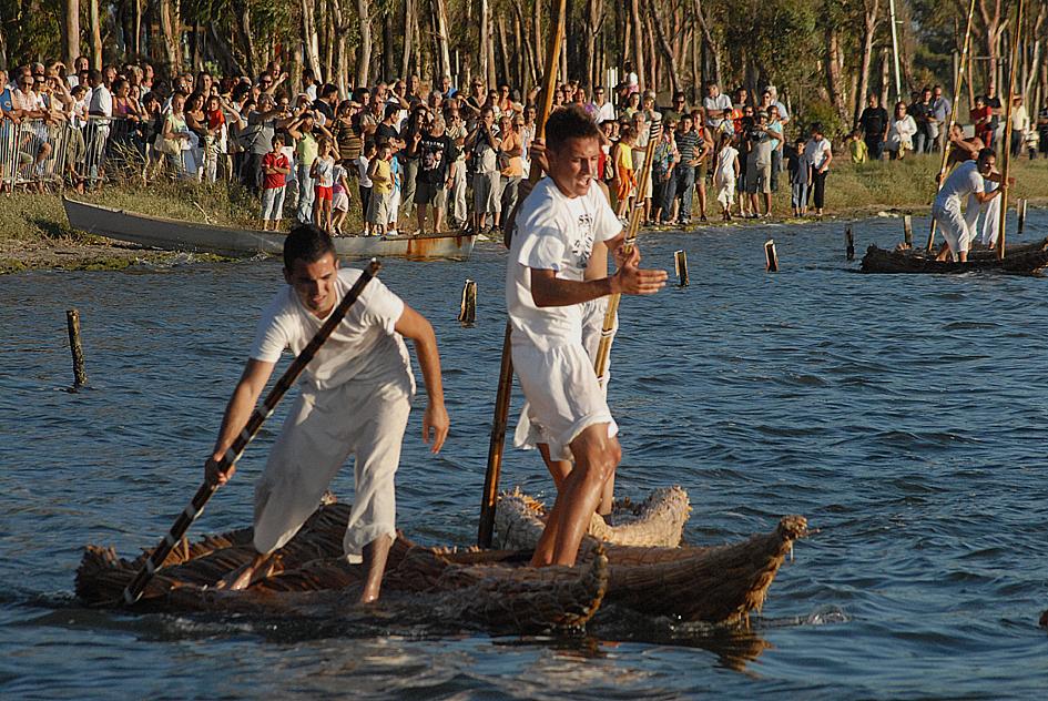 regata is fassoisi, gara a cantoni, due giovanissimi fassoneris