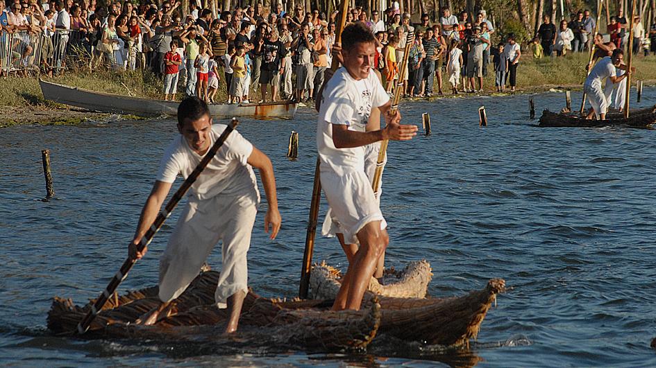 regata is fassoisi, gara a cantoni, due giovanissimi fassoneris