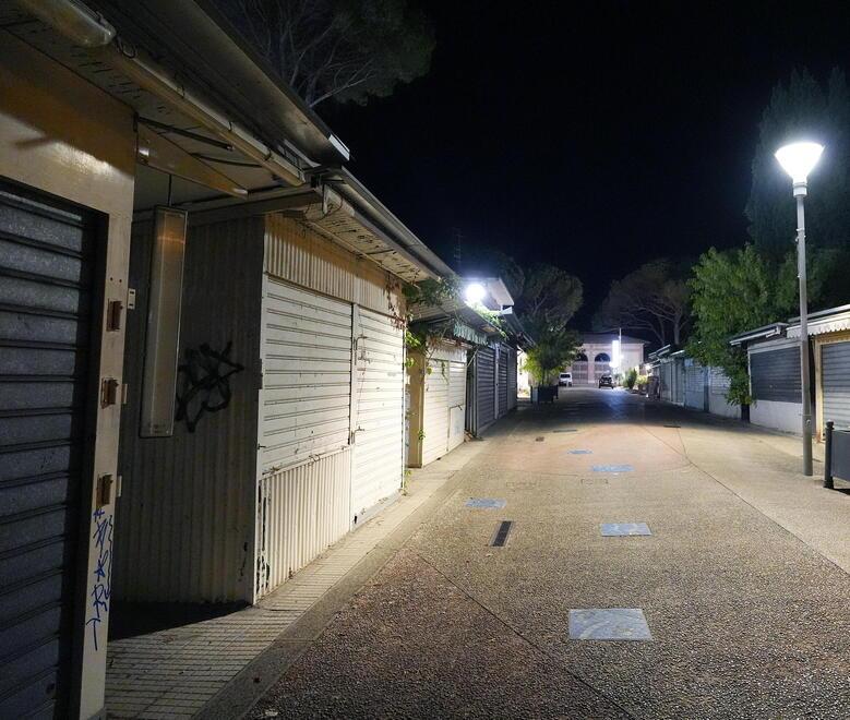 
	I banchi in via della Salute che saranno rimossi (foto Nucci)

